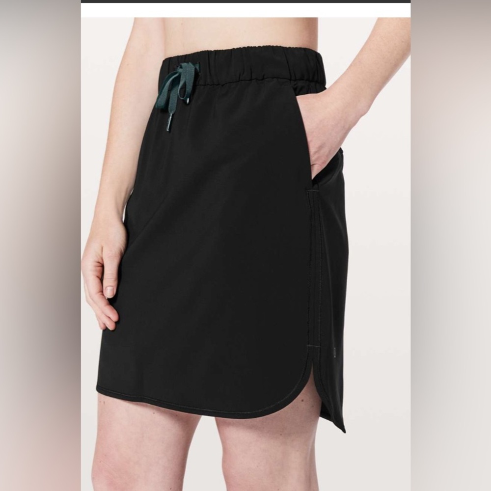 NWOT Lululemon On The Fly Skirt *21"
Black